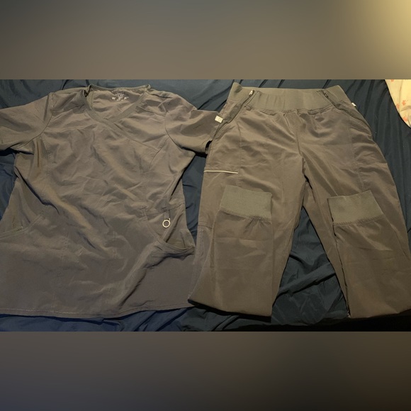 5 sets of used scrubs - Picture 1 of 16